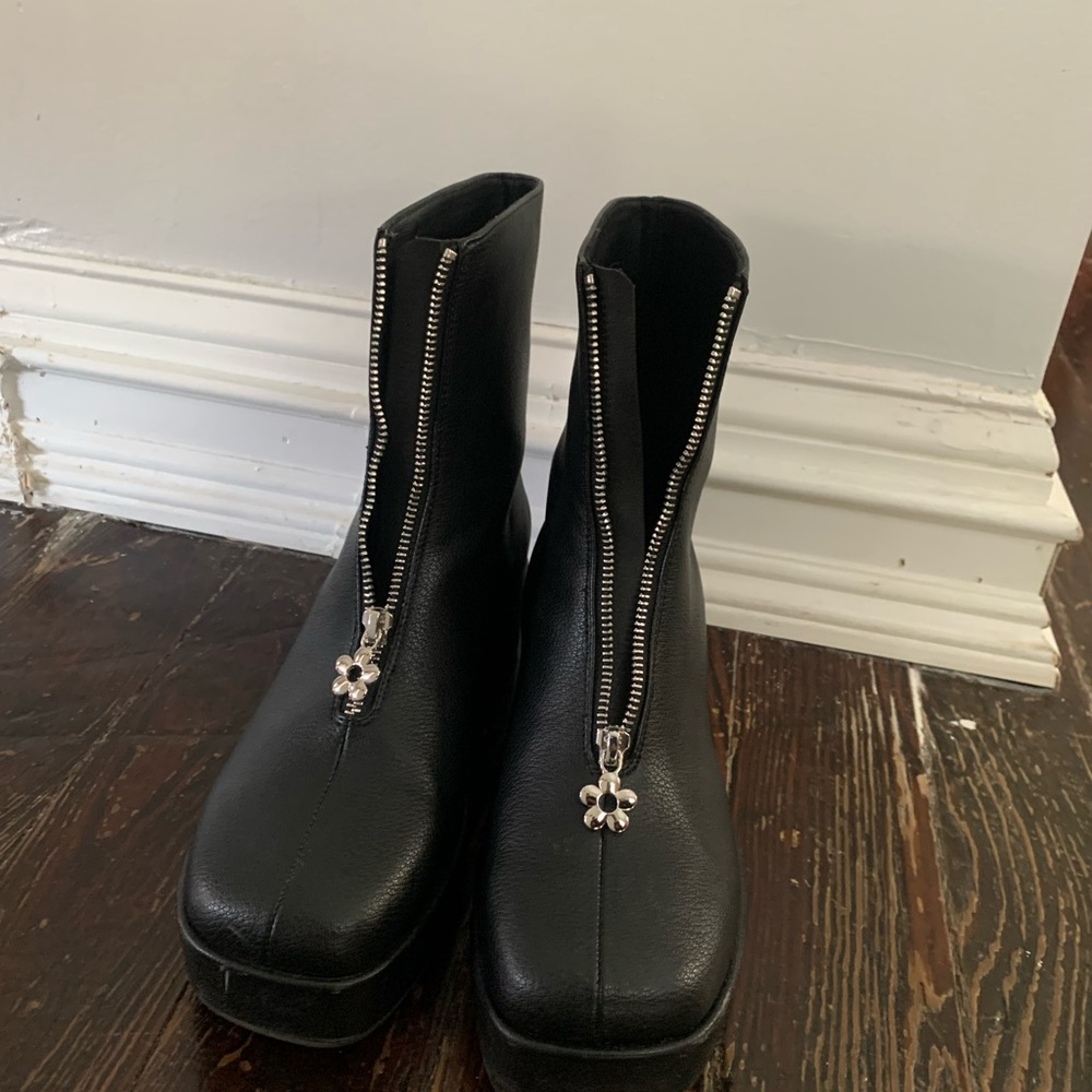 Lisa Says Gah Black Chloe boot.